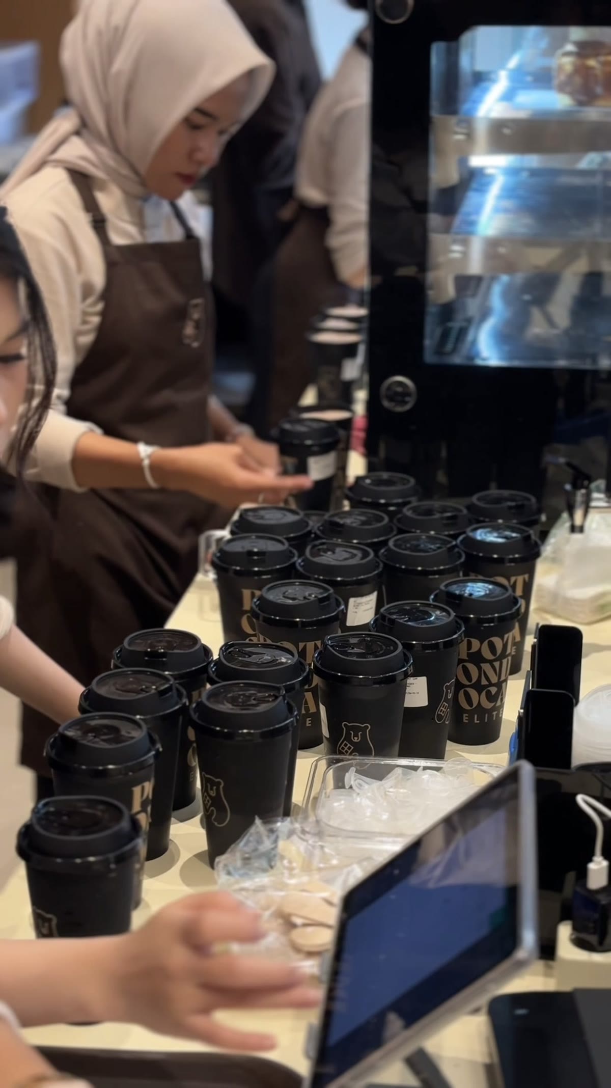 Tim barista Potondoca Elite menyiapkan pesanan
